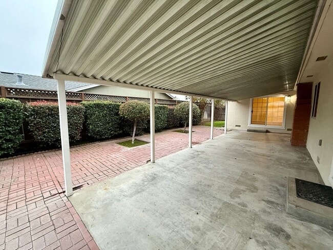 Building Photo - Conveniently located single story home!