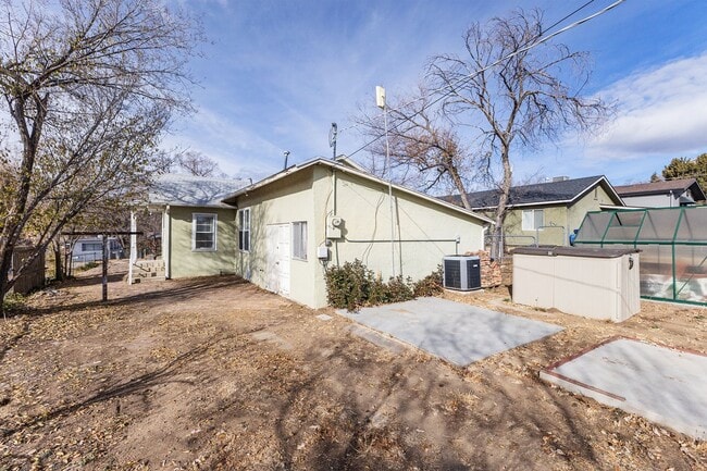 Building Photo - Adorable home on over-sized lot!