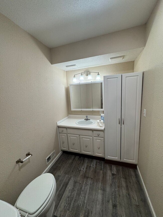 Building Photo - Stunning 2 bedroom townhouse