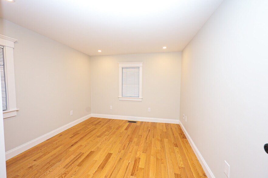 Building Photo - 85 Oak St