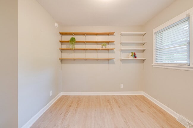 Building Photo - Spacious 3-Bed Ranch Living in Hillsborough