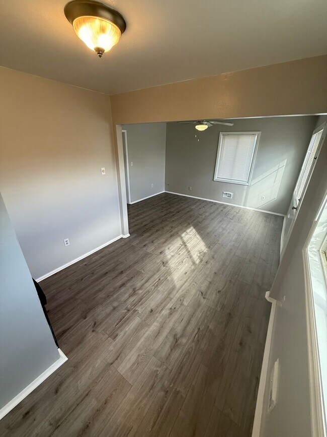 Building Photo - FREE 50in FLAT SCREEN TV Move in Special!!! Cozy 2 Bedroom 1 Bathroom Single Family Residence in ...