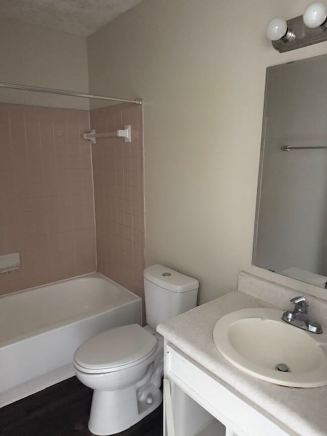 Building Photo - Downstairs unit available now