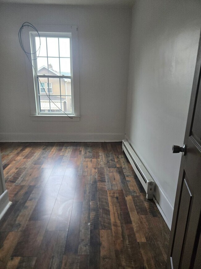 Building Photo - Updated 3br house!
