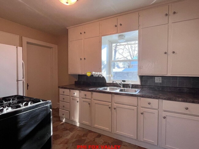 Building Photo - NICE house with wood floors