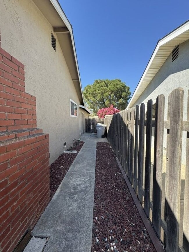 Building Photo - Charming 3 Bedroom Home with Foothill Views
