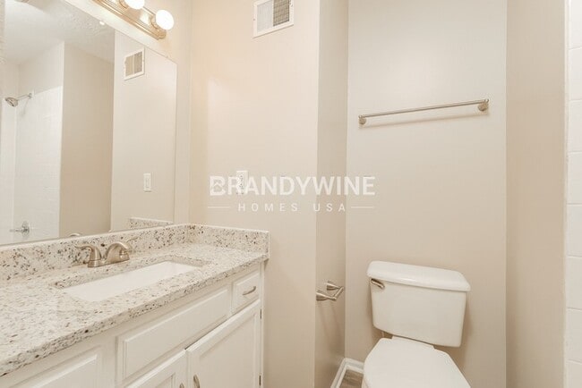 Building Photo - 402 Maple Ave