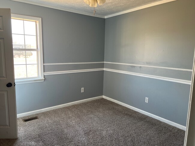 Building Photo - 11 Lone Oak Dr