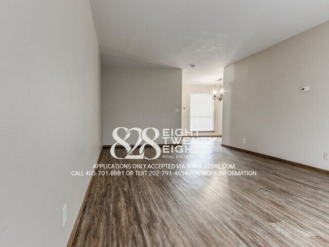 Building Photo - West Norman 2 Bed/1 Bath Duplex WITH Fenced Backyard! AVAILABLE NOW!