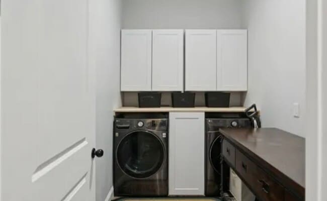 Building Photo - Very Spacious, Almost New 3/2.5 Available Now