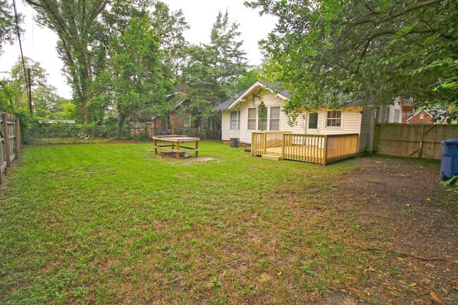 Building Photo - PRE-LEASE for July 2026 - 5 Bedroom, 2.5 Bathroom in Melrose Heights!