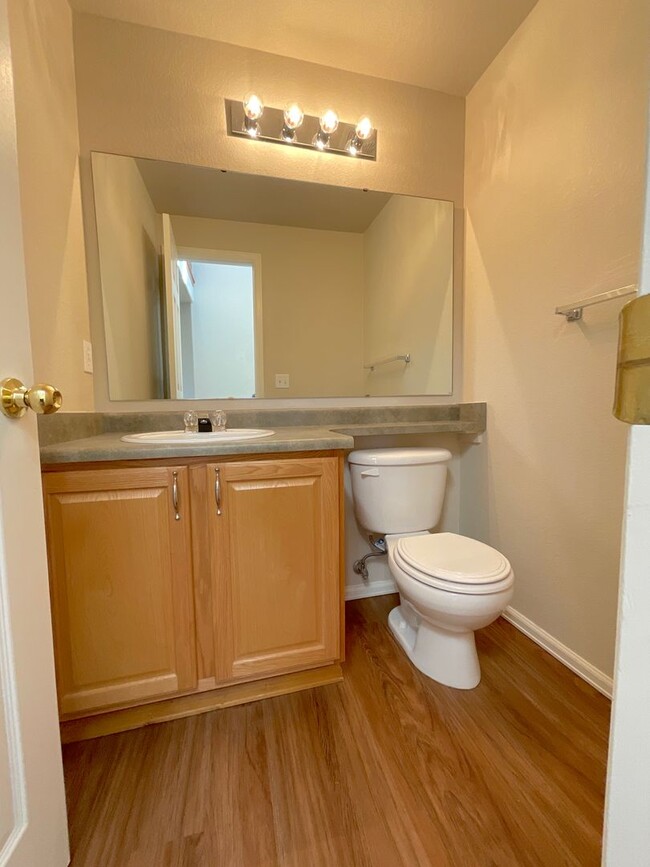 Building Photo - 3 Bedroom Home Available Near N Powers Blv...
