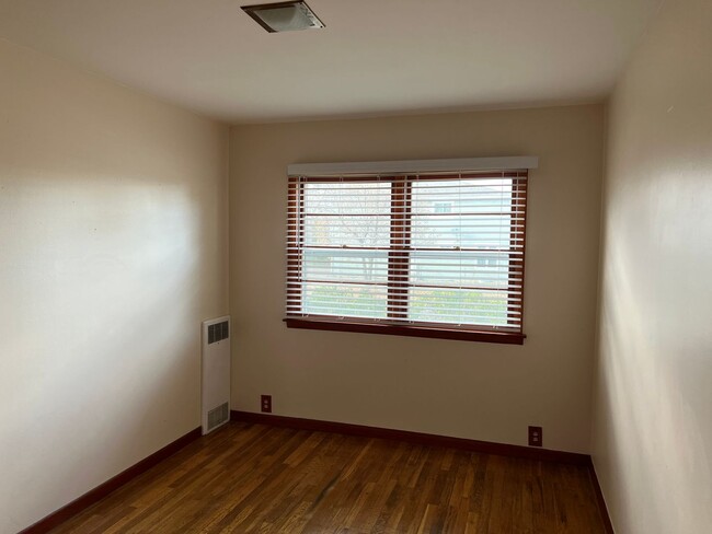 Building Photo - 4 BEDROOM 2 BATHROOM SINGLE FAMILY HOME