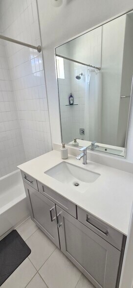 Private bathroom - 4212 Margarita St