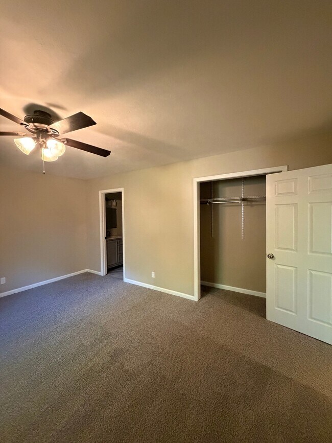 Building Photo - 3633 Thomasville Rd