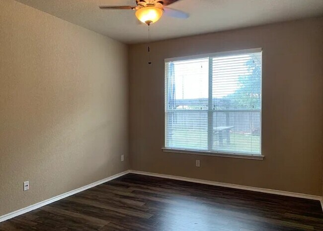 Building Photo - 15114 Wing Heart