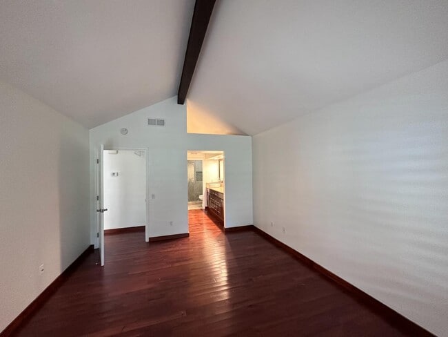 Building Photo - 2110 Northshore Dr
