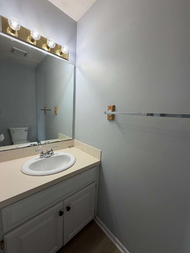 Building Photo - Newly renovated 2-bedroom 1.5 bath townhouse Near Merle Hay Mall!