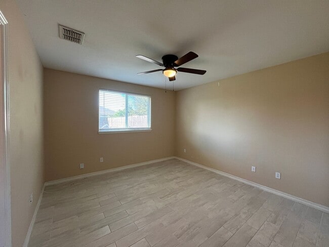 Building Photo - THREE BEDROOM QUICK COMMUTE TO CROSSTOWN SOUTH