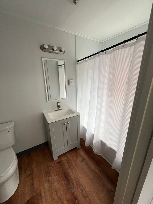 Building Photo - FOUR BEDROOM/ONE BATH ROW