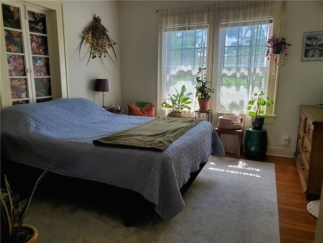 Building Photo - 705 Graham Pl