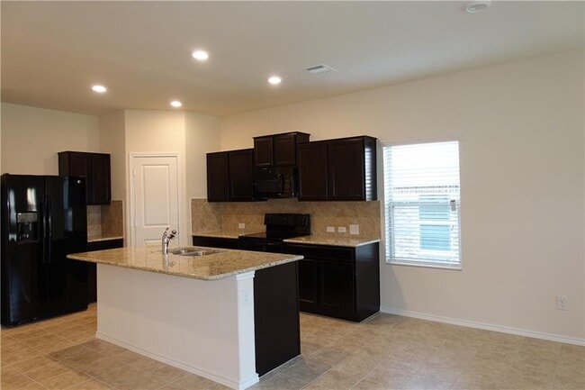 Building Photo - 1001 Hillrose Dr