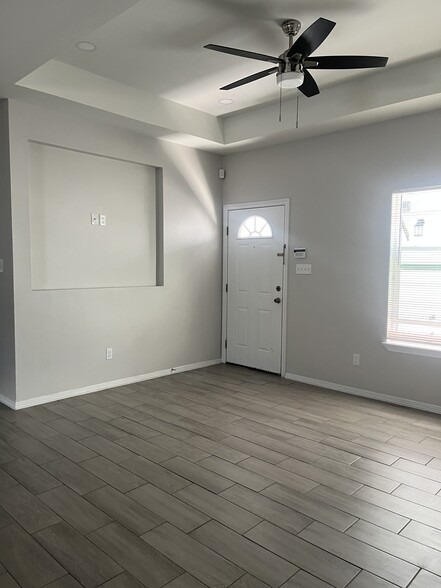 Living room - 1630 Playa Dr