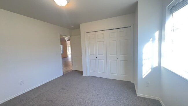 Building Photo - Charming 3 Bedroom / 2 Bathroom Home in NW Redmond