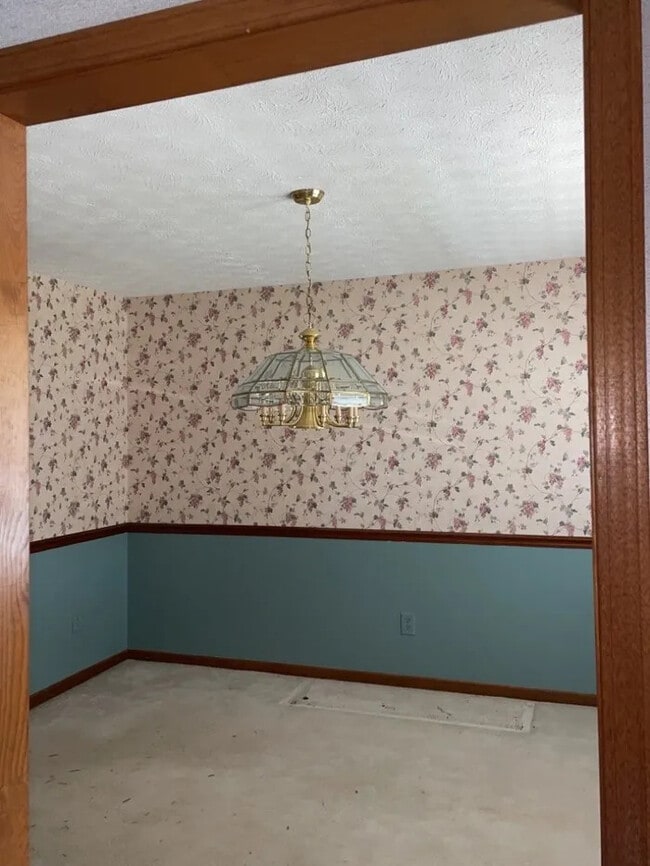 Building Photo - 3 Bedroom 2 Bathroom