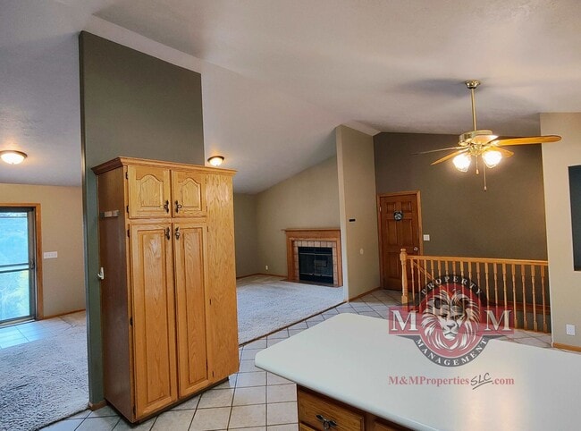 Building Photo - 5 BD 3 BA 2900 sq ft HOME IN DRAPER.