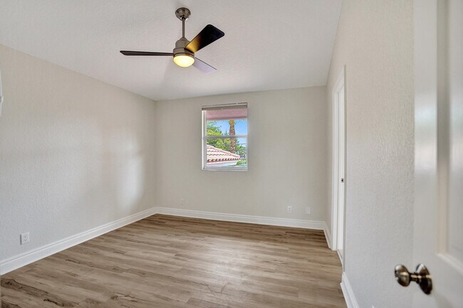 Building Photo - 923 Dogwood Dr
