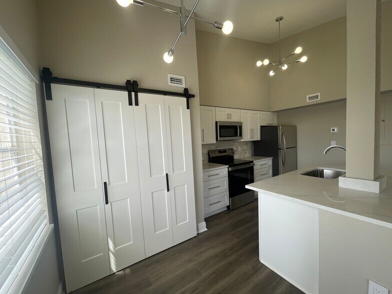 Building Photo - 2850 N Oakland Forest Dr