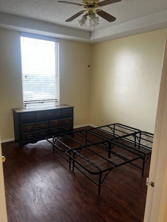 Building Photo - Midtown High Rise Apartment Available Now