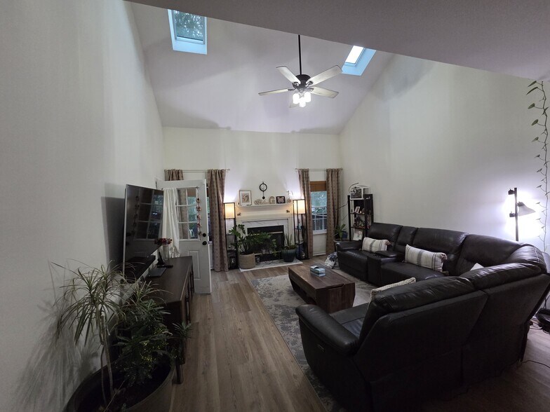 Building Photo - 34 Degas Cir