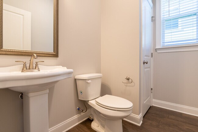 Building Photo - 811 Lillian Pk Dr