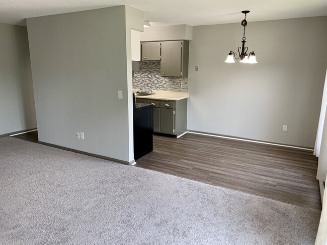 Building Photo - 810 9th Ave S