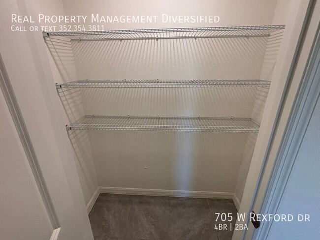 Building Photo - 705 W Rexford Dr