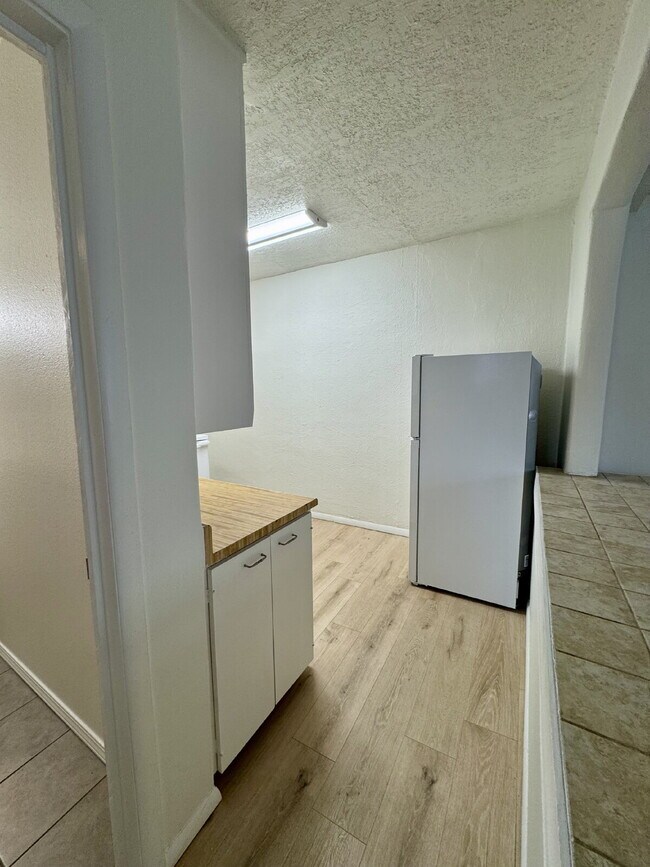 Building Photo - Location, Location, Location! Convenient t...