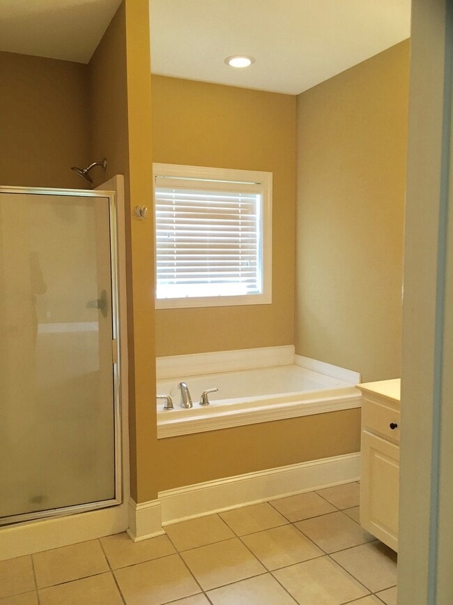 Building Photo - 233 Forest Glen Dr