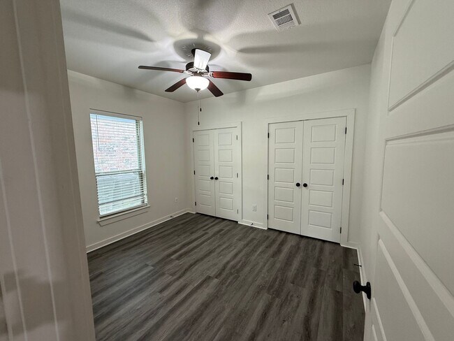 Building Photo - * MOVE IN SUMMER 6/30/2027 * 5 Bed 5.5 Bat...