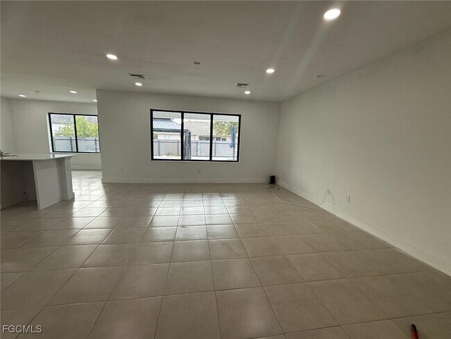 Building Photo - 1304 NE 9th Pl