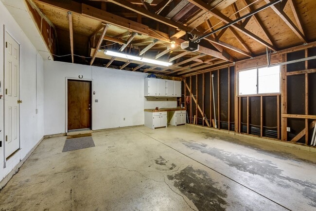 Building Photo - Great 4 Bedroom 3 Bath Home with 2 Car Garage and Covered Patio!