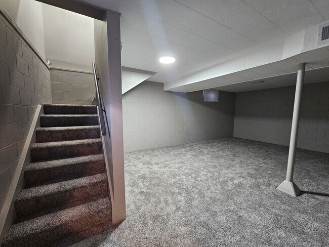 Building Photo - Spacious and Renovated 3 Bedroom Home