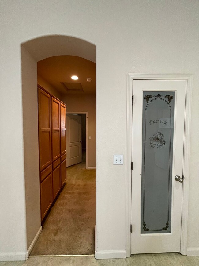Building Photo - This charming 3/bed 2/bath welcomes you home.