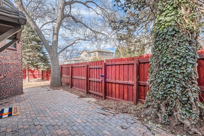 Building Photo - 695 Ash St.