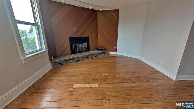 Building Photo - 154 Undercliff Ave