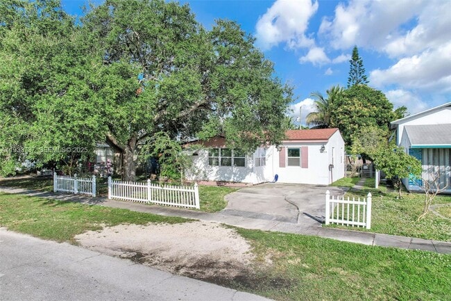 Building Photo - 2419 Coolidge St