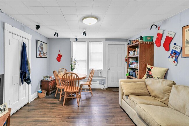 Building Photo - Beautifully Remodeled 1 Bedroom Located in a Historic Area near Campus, Downtown, Parks, and Dining