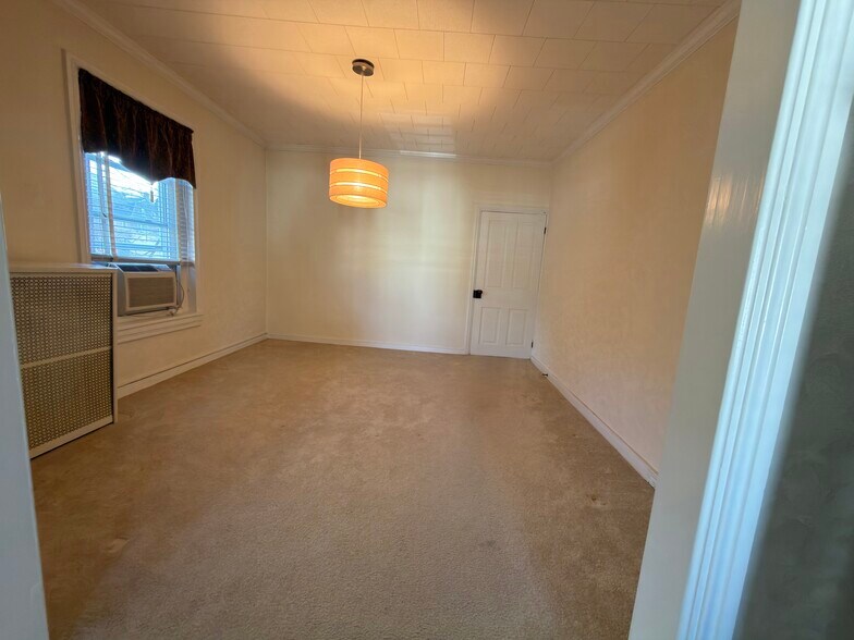 Dining room - 128 E North St