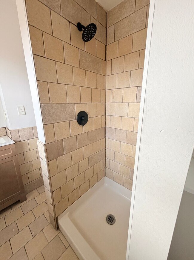 Building Photo - JUST REDUCED: Now Showing this 4 Bedroom/2 bath in New Whiteland, IN